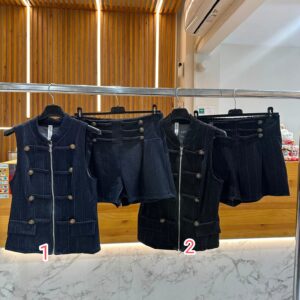 Conjunto de pantalón corto y chalequillo vaquero.