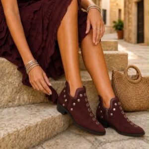 Bota corta de tachuelas.