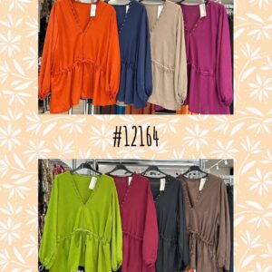 Blusa escote de pico con tachuelas.