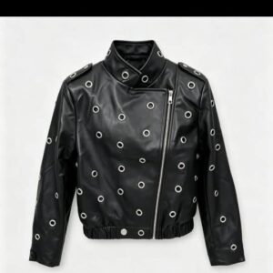 chaqueta de polipiel con tachuelas.