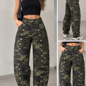 pantalón camuflaje con trevillas en las piernas.