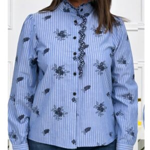 camisa azul con flores.