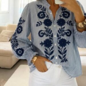 camisa con flores bordadas en azul marino.