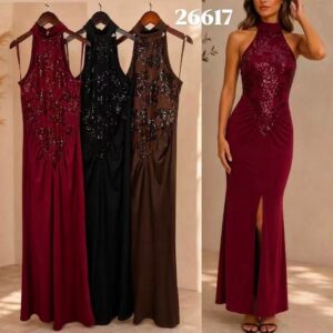 Vestido cogido al cuello con lentejuelas.