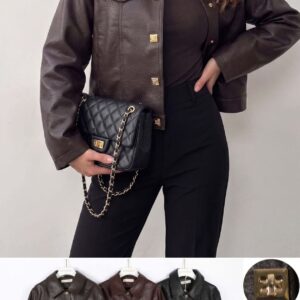 Chaqueta de polipiel con botones cuadrados.