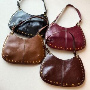 Bolso de piel con tachuelas.