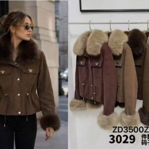chaqueta de polipiel con pelos.