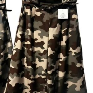 Pantalón camuflaje con cinturón.