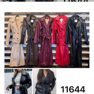 chaqueta de polipiel con botones.