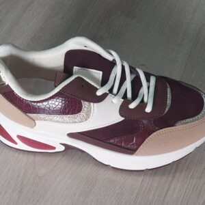 Deportiva burdeos con Camel y blanca.