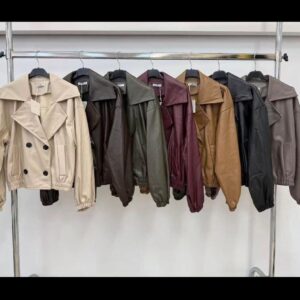 Chaqueta de polipiel con 4 botones.