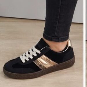 Deportiva negra con linea dorada