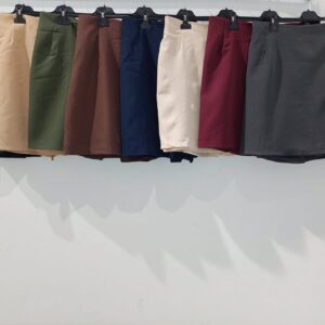Falda pantalón con broche en el lateral.