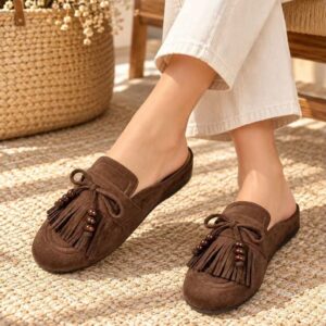 Mocasin marrón con adornos de flecos.