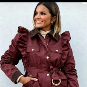 chaqueta con volante en el hombro.