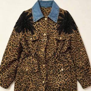 Chaqueta de animal print con cuello vaquero.