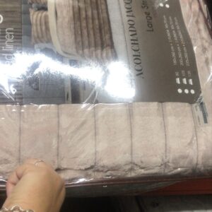 Colcha manta en beige.