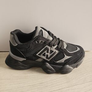 deportiva negra